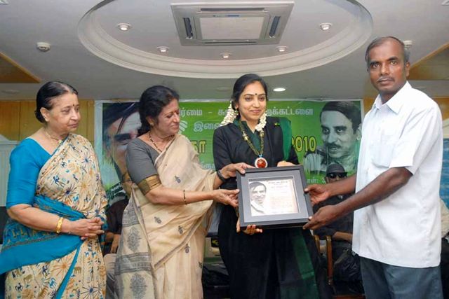 File:Kamuthurai receiving sujatha award.jpg