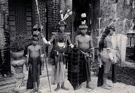 File:Sarawak; Sea Dayaks with weapons and head-dresses. Photograp Wellcome V0037431.jpg