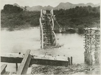 File:Door bombardementen van geallieerden vernielde ijzeren spoorbrug van de Birma-Siamspoorweg bij Tamarkan in Siam, KITLV 25514.tiff.jpg