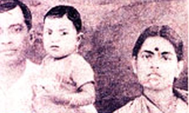 File:Thumilan with wife and daughter.jpg