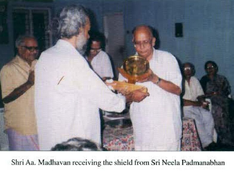 File:Aa. Madhavan receiving award.jpg