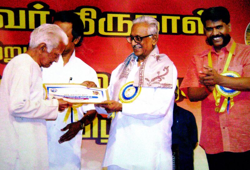 File:VanduMama Receiving TN Govt Award on 15th Jan 2010.jpg