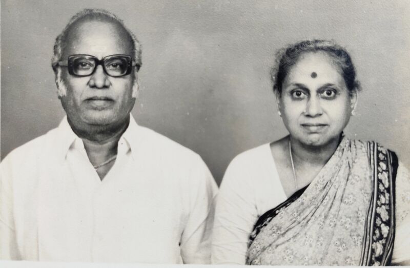 File:Adyar Sreenivasulu with his wife.jpg