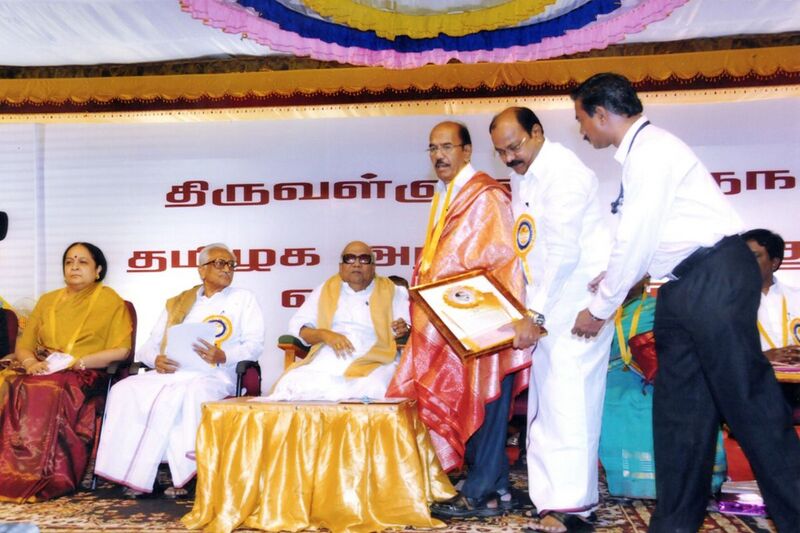 File:Ilavarasu with Kalaignar.jpg
