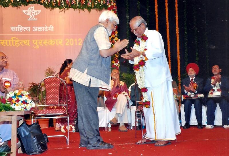 File:Receiving Sakithya Award.jpg